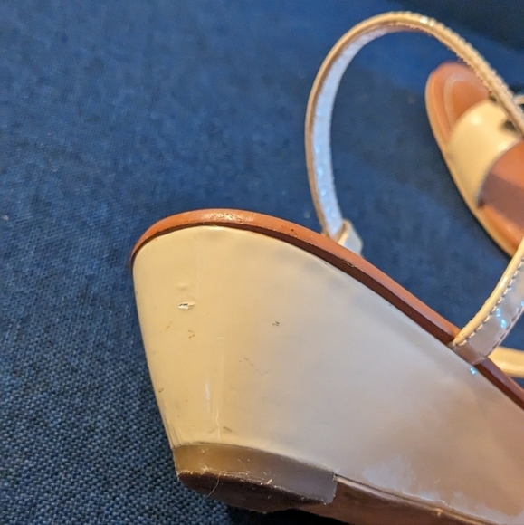 Kate Spade Size 8.5 Cream‎ Wedge Sandals with Black Bow & Back Strap - Picture 4 of 9